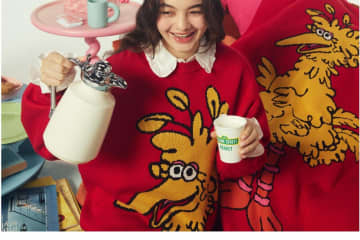 セサミストリートマーケットの25年クリスマス、“まるでぬいぐるみ”フーディー＆エルモのニット