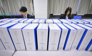 パーティー収入、半減の46億円　24年政治資金収支報告