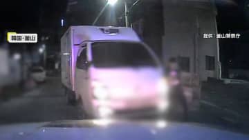 警察官を押しのけて突然トラックが走り出す…パトカー追跡で運転手拘束　実は無免許と飲酒運転で必死の逃走　韓国