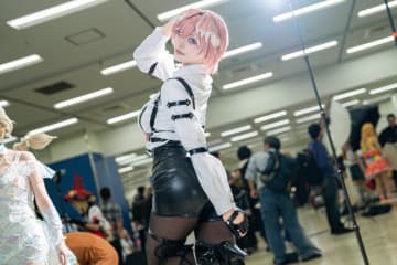 【コスプレ】メリハリあるヒップに黒ストッキングの美脚はまさにリアル「鷹嶺ルイ」！鍛えた体幹が可能にするポージングも必見【写真9枚】