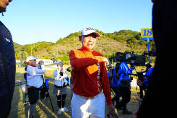 後輩たちが胴上げで労い　谷口徹が男泣きしながら語った“プロとしての決断”「ツアーに出るレベルかが問題」