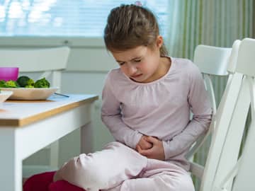 緊張するとお腹が痛くなる子ども。対策についてクリニック院長の高木先生にお伺いしました