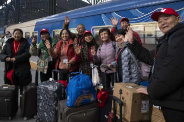 今冬初の氷雪観光列車が運行開始　中国黒竜江省