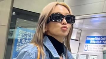 倖田來未“背景グニャリ”…奇妙な写真に「時空が歪んでる(笑)」オシャンな全身デニムコーデ披露で「似合いすぎ」とファン歓喜