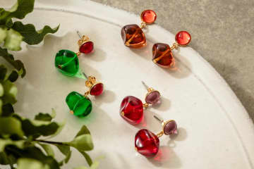 セシル・エ・ジャンヌのクリスマスジュエリー、“深みレッド”の花型リング＆バイカラーのガラスピアス