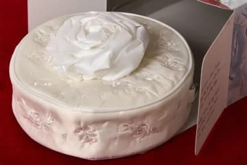 ポピー“まるでクリスマスケーキ！”薔薇のホイップを装飾したバッグ、特製ケーキBOX入り