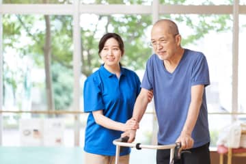 認知症の父を介護施設に入居させたいのですが、年金15万円で収まるか不安です。医療費も含め、どのくらい費用がかかるのでしょうか？