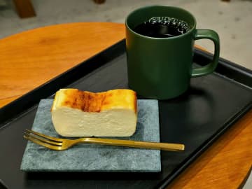 【上野駅】クマボトルが人気の『COFFEE & BAR gg KURAMAE』でチーズケーキとペリカン食パンのたまごサンドを！〜黒猫スイーツ散歩 上野編8〜