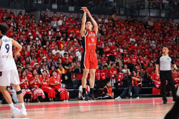 「マジかよ!!」バスケ日本戦で生まれた超絶ブザービーターに海外実況が思わず漏れた日本語！ ハーフラインからの超ロング3Pに衝撃「狙ってたのか？」