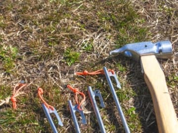 そのペグ危険かも！テント付属ペグの落とし穴と上級キャンパーが教える失敗しない選び方