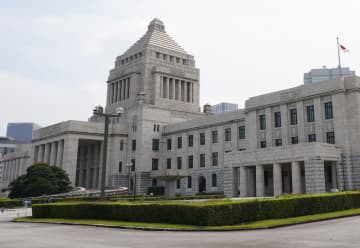 理解得られず議員辞職の一因にも　スナック、キャバクラに政治資金