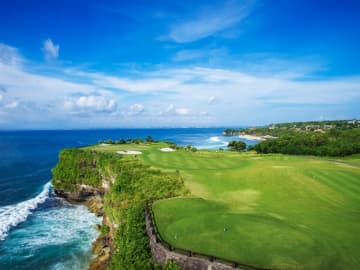 崖から吹き上がる風に注意！美しい景観のコースでラウンドを楽しんで
