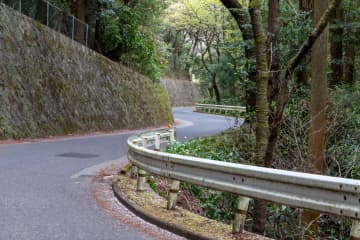 17歳の高校生が “親の車” を無免許で運転『カーブを曲がり切れず』横転し大破 救急搬送されネットでコメント殺到「この場合は、保険金がどこまで出るのかな？」「正直どんな育て方をしたらこうなるのか？今の叱れない学校教育、叱らない家庭教育は最悪だと思います」