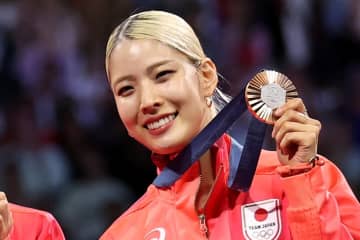 フェンシング江村美咲、異国で公開した右肩全開セクシー黒ドレスが「綺麗」「超似合ってる」など反響「素敵過ぎて気絶する」