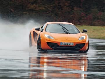 マクラーレン MP4-12Cは例外的なまでにドライバーフレンドリーだった【10年ひと昔の新車】
