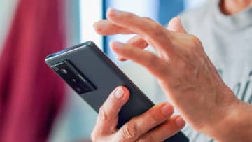 シニアのスマホ利用率ほぼ100％　AI検索も増加しデジタル対応が加速