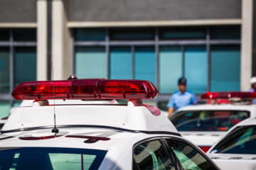 61歳男性 バイクと衝突後に逃走するも、相手が『公休中の警察官』ナンバーを覚えられ即逮捕　ネットで話題に「漫画やん」「講習受けたら１日の免許で済む事故が免許取り消しと欠格期間１年の重罪になってもたな…」