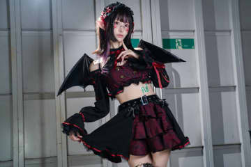 【コスプレ】スレンダーサキュバスの細いウエストとミニスカ×絶対領域にドキッ！メガネ越しに誘惑してくる美女レイヤー【写真9枚】