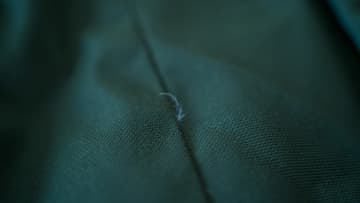 ダウンの“生地”から出てきた羽毛を抜くのはNG！“縫い目”から出た羽根ならOK？プロが教える適切な対処法