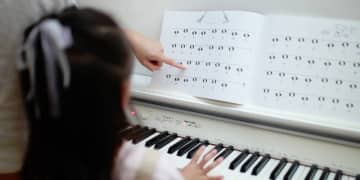 3歳の娘に「そろそろバレエとピアノを習わせて受験を…」子どもに将来の“高収入”を期待する「熱心な親」の盲点