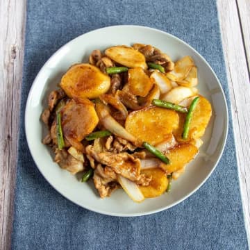 【肉じゃがはもう煮込まないで！】「じゃがいもの香ばしさエグい」「甘辛だれでご飯が止まらんどころか消える」禁断のウマさの肉じゃがレシピ