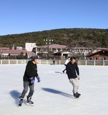 最南端の銀盤、まぶしく初滑り　宮崎・えびの高原スケート場