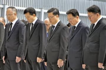 香港火災、政府トップが追悼　捜索継続、人定急ぐ