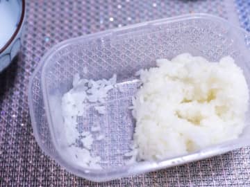 冷凍ごはんの「底べちゃ問題」を解決！214円のスノコ付き容器なら底部分のお米も水っぽくならない