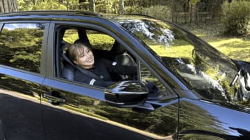 「まさに美人！」「どこの女優さんかと」識西諭里、SUBARUコラボCMの爽やかドライブ姿披露