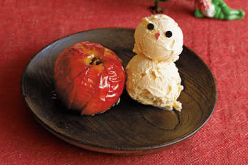 バニラアイスの雪だるまと一緒に♪ 丸ごと「焼きりんご」のレシピ。