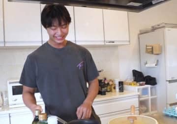 20人に告白された8人兄弟のイケメン高校生、家族の朝食＆お弁当を担当！お手製ローストチキンに衝撃