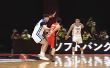 「なんだ今の！」富樫勇樹の“魔法のノールックパス”にファン衝撃「背中に目がついとんのか？」「めちゃくちゃうまい」川真田紘也に絶品アシスト【バスケ日本代表】