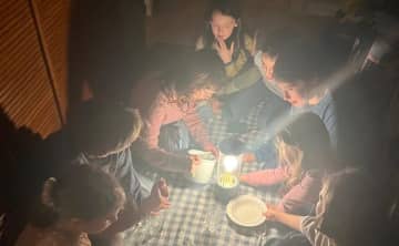 家の中にピクニックシートを敷いて、ランタンを灯して。子どもたちが『秘密の花園』の映画鑑賞会でやったこと【タベコト in Berlin・113】