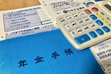 母から「65歳になったのに“10万円の年金”が振り込まれない」と相談が！ 「年金」って“請求”が必要なの!? 手続きが遅れるとどうなる？