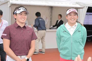 賞金総額1.2億円女子ゴルフ最終戦で珍光景「区別がつきません」　白青ペアルックが「絵になる」