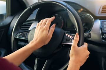 ドライブ中「サンキュークラクション」を鳴らしたら、友人に「それ罰金になるよ」と言われた！ 皆やってるのに“反則金3000円”なんですか？ 違反になる理由とは