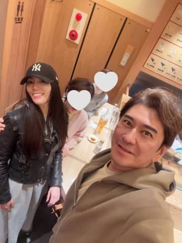 川崎麻世、妻や義母と人気の立ち食い寿司へ「ほんと仲良しの家族で平和に暮らしてます」