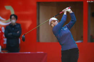 ＜中間速報＞古江彩佳らが首位浮上　単独トップから出た穴井詩はスコアを落とす展開に