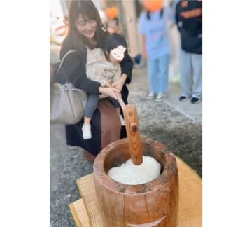 安めぐみ、10歳長女＆１歳次女との餅つきショット公開