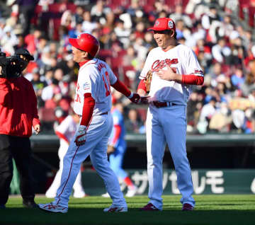 【広島】新井貴浩監督のゴリ押しに〝師匠〟金本知憲氏タジタジ　サク越え弾で打撃コーチ就任要請