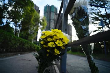 市民が火災の犠牲者を追悼　中国香港特別行政区