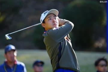 ツアー未勝利の25歳・鈴木晃祐が単独首位で最終日へ　賞金ランク3位の蟬川泰果が3位浮上