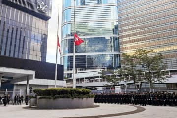 マンション火災の犠牲者を追悼 29日から3日間半旗=香港