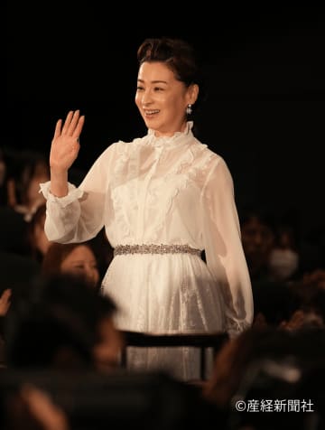 檀れい、リボン×ラインストーンの装いが存在感爆上がり！語られた“ご飯衝動”も話題