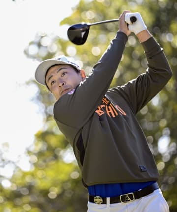 鈴木が首位、蝉川は2打差の3位　カシオ男子ゴルフ第3日