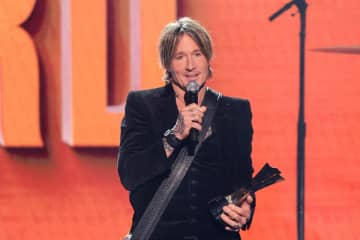 ニコール・キッドマンと離婚のキース・アーバン　新恋人はカーリー・スコット・コリンズ