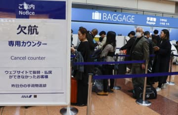 エアバス不具合、羽田空港に列　手続き1時間以上乗客ぐったり