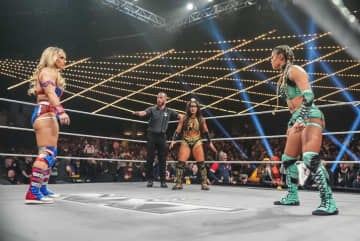 “小柄な超筋肉女子”が前代未聞のパワームーブ…2人まとめて“ジャーマン葬”無双アタックの一部始終