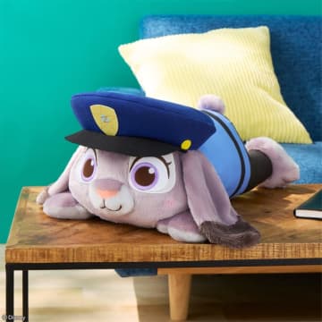 『ズートピア2』ナムコ限定景品登場！　幼少期姿のジュディ＆ニックが“寝そべりぬいぐるみ”に