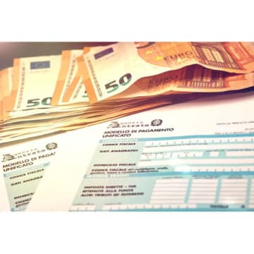 死んだ母親に“完コピ”変装して年金詐欺…イタリア北部で起こった「ミセス・ダウト」のような仰天事件